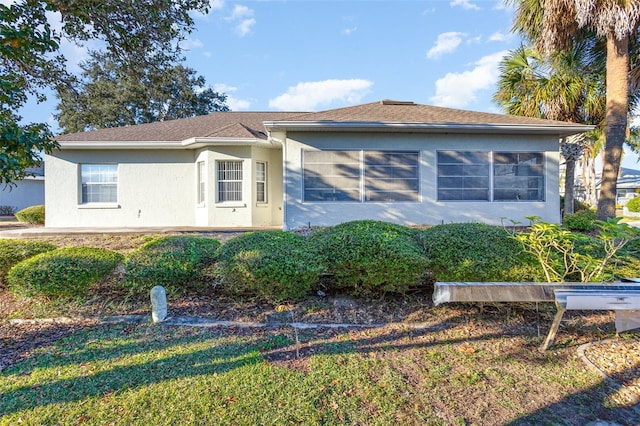 single story home with a front yard