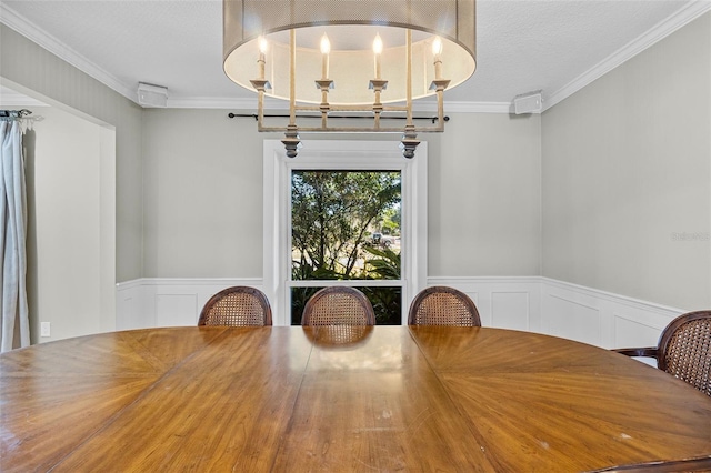 dining area with a notable chandelier and ornamental molding