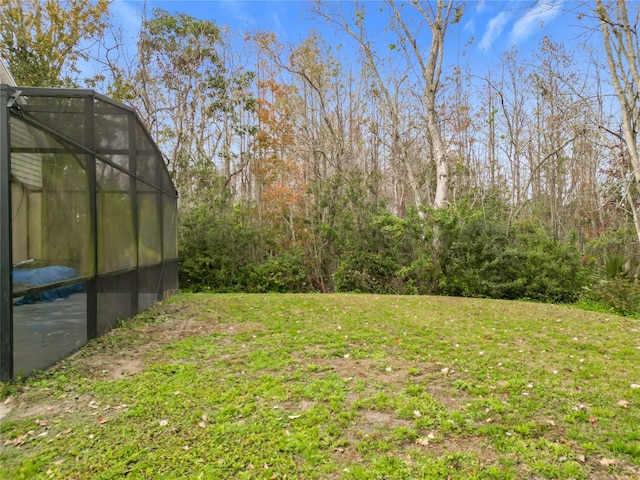 view of yard featuring an outdoor structure