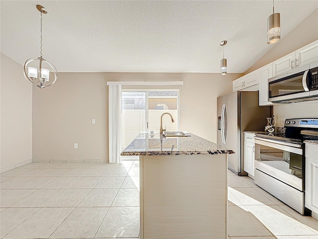 kitchen with sink, an island with sink, hanging light fixtures, and appliances with stainless steel finishes