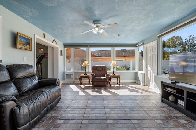 sunroom with ceiling fan