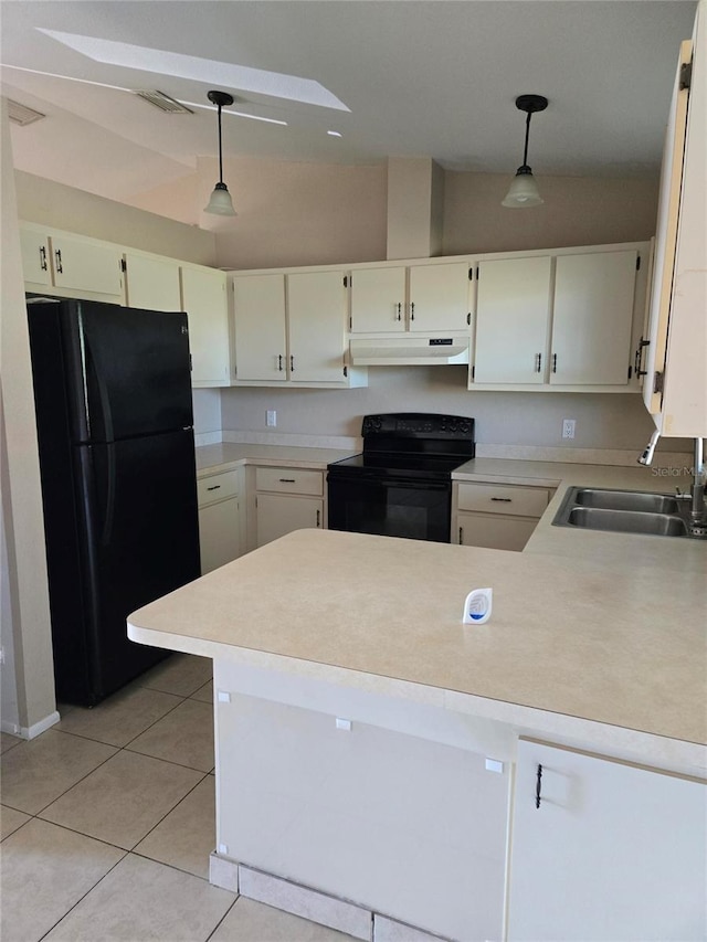 kitchen with kitchen peninsula, sink, hanging light fixtures, and black appliances