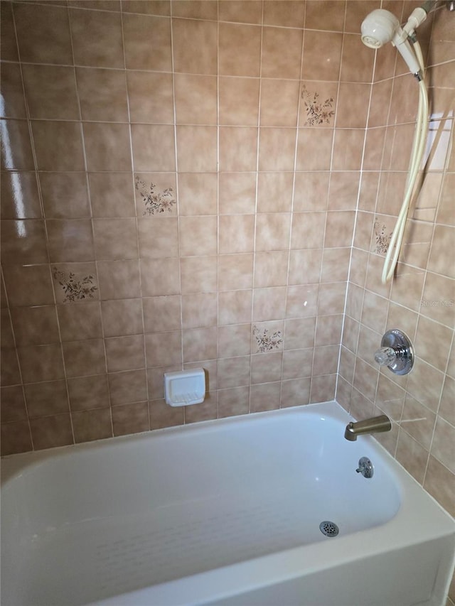 bathroom featuring tiled shower / bath