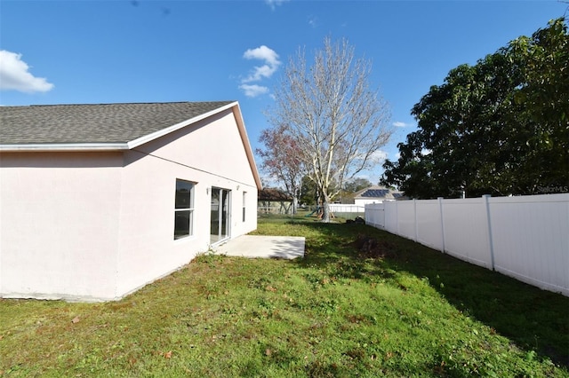 view of yard featuring a patio area