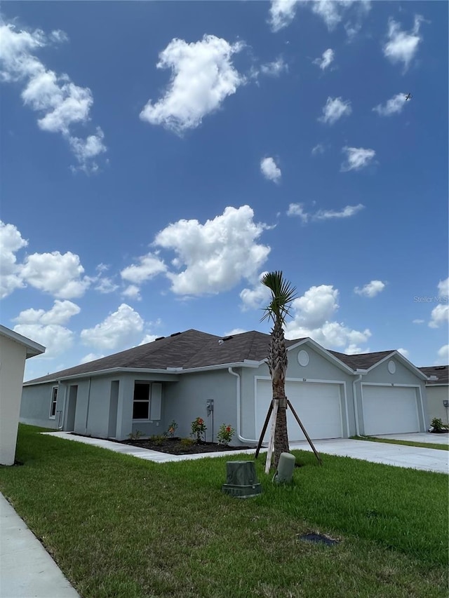 view of front facade featuring a garage and a front yard