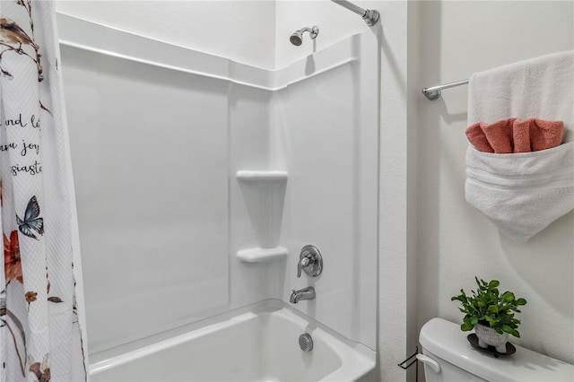 bathroom featuring toilet and shower / bath combo with shower curtain