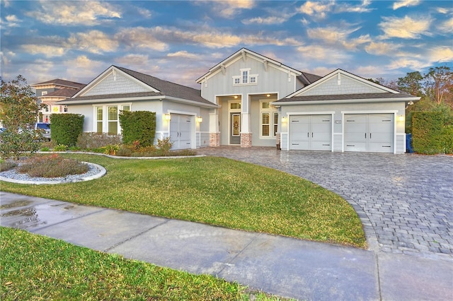 view of front facade featuring a garage and a front yard