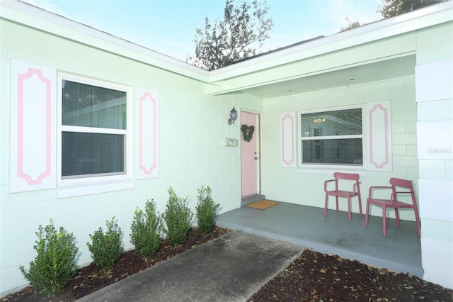 property entrance featuring a porch