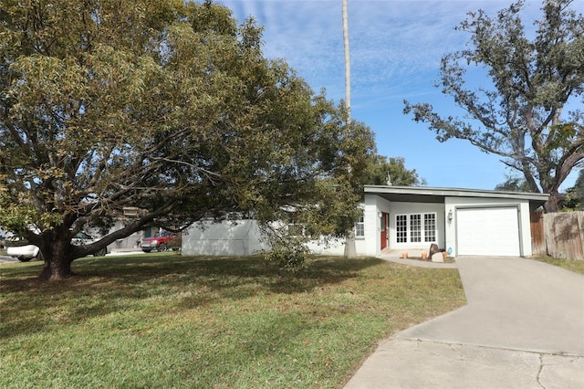 view of front of home featuring a front yard and a garage