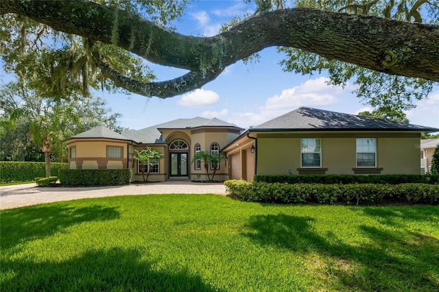 view of front of property featuring a front yard and a garage