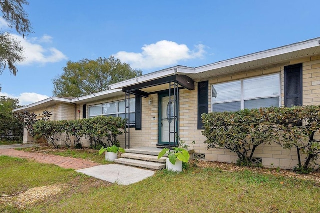 view of front of home featuring a front lawn