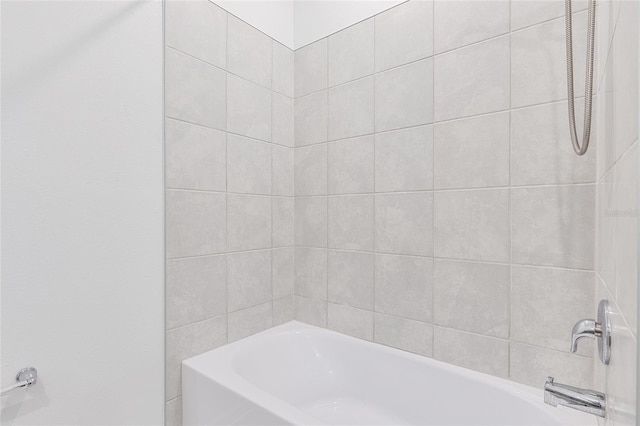 bathroom featuring tiled shower / bath combo