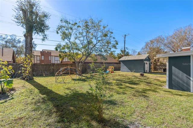 view of yard featuring a shed