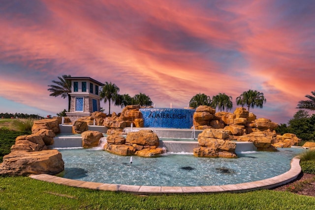 view of yard at dusk