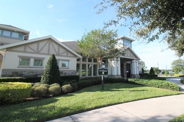 view of front of property featuring a front yard