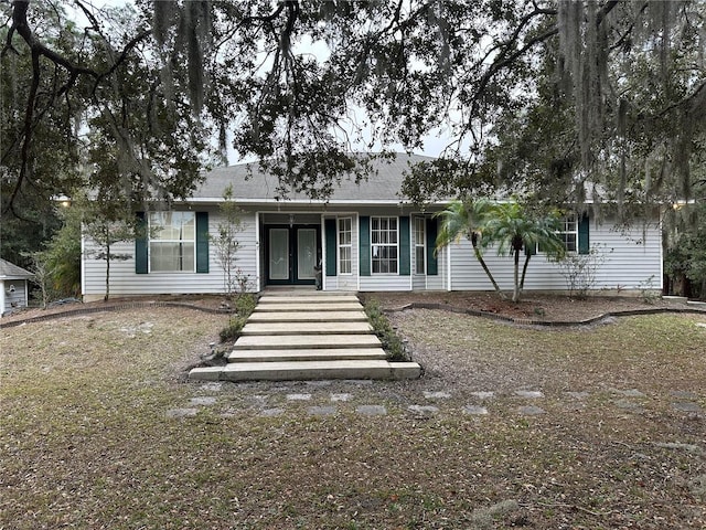 single story home featuring a front yard