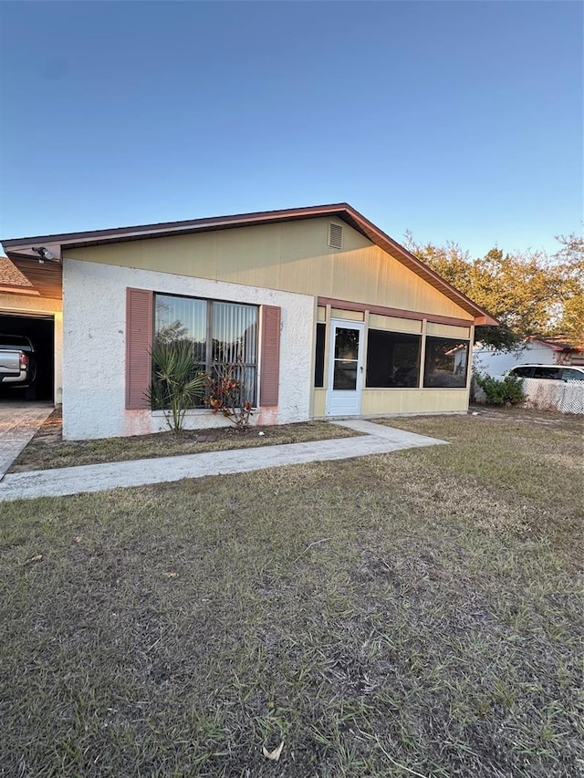 view of front of house featuring a front yard