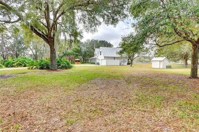 view of yard with an outbuilding