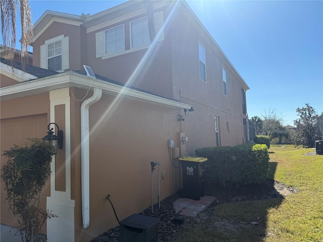 view of side of property featuring a yard