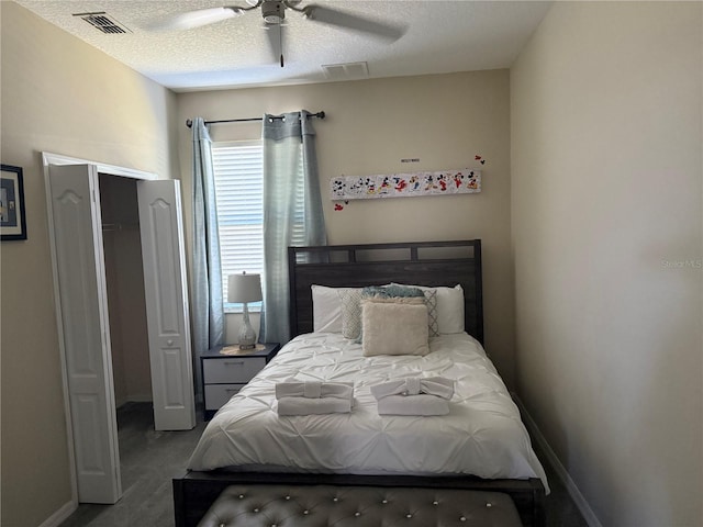 bedroom with ceiling fan, a textured ceiling, and carpet flooring