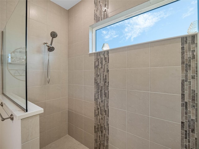 bathroom featuring tiled shower