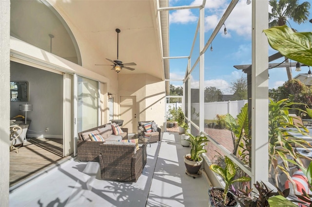 sunroom with ceiling fan