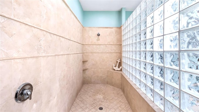 bathroom featuring tiled shower