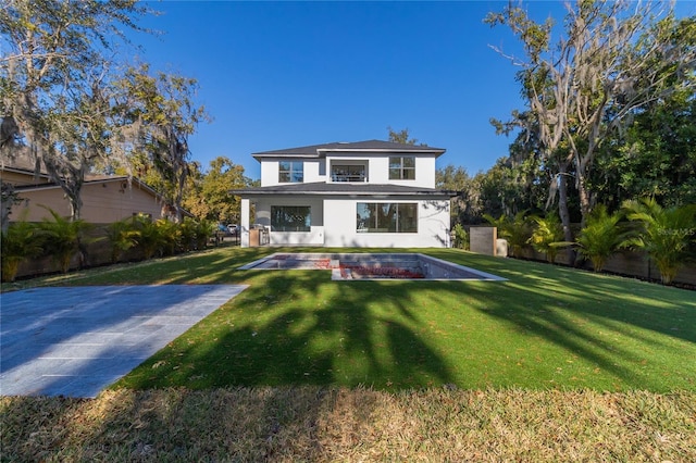 view of front of property featuring a front lawn