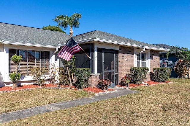 view of front of property featuring a front yard