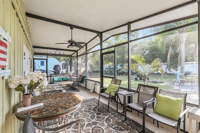 sunroom with ceiling fan