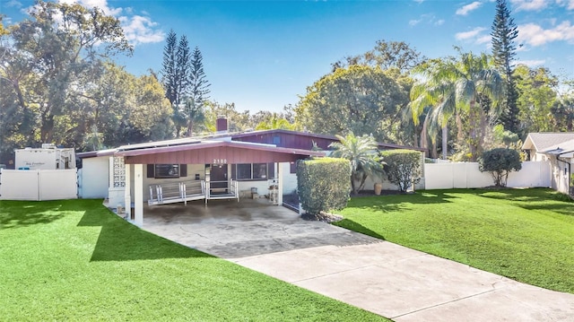 view of front of property featuring a front yard and a carport