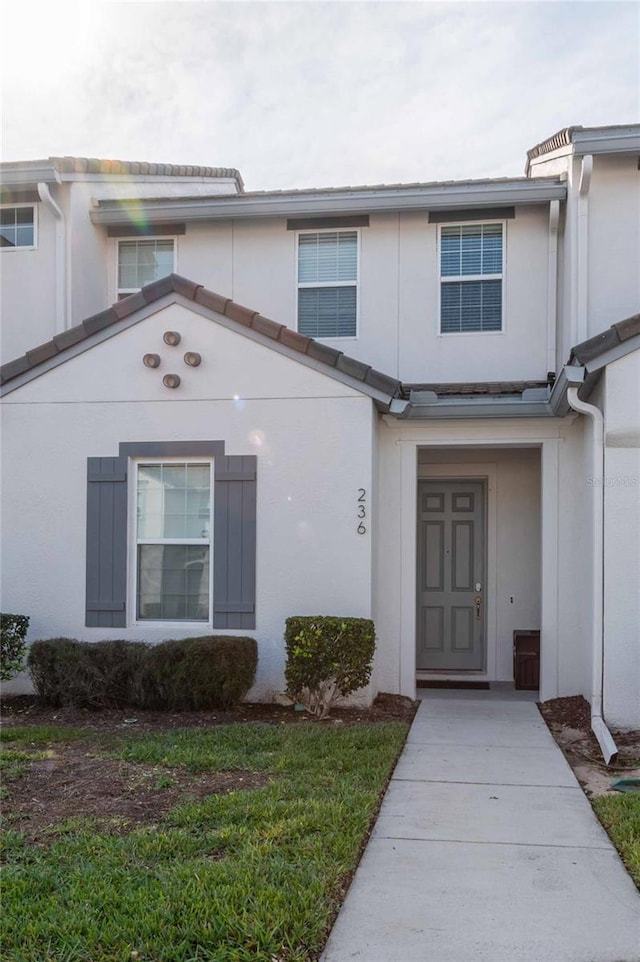 view of front of home with a front lawn