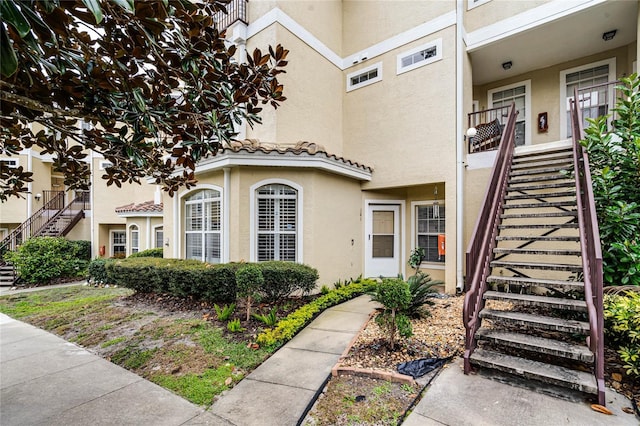 view of front of property featuring a balcony