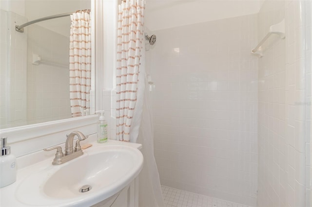 bathroom featuring a shower with curtain and sink