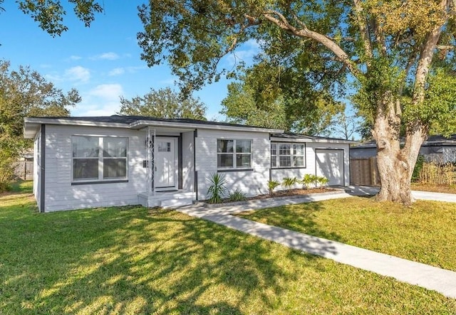 single story home featuring a front yard