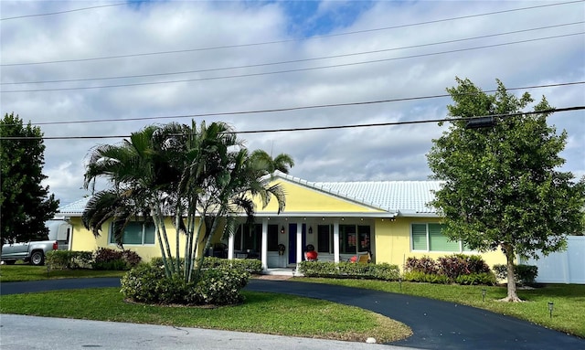 view of front of home featuring covered porch and a front lawn