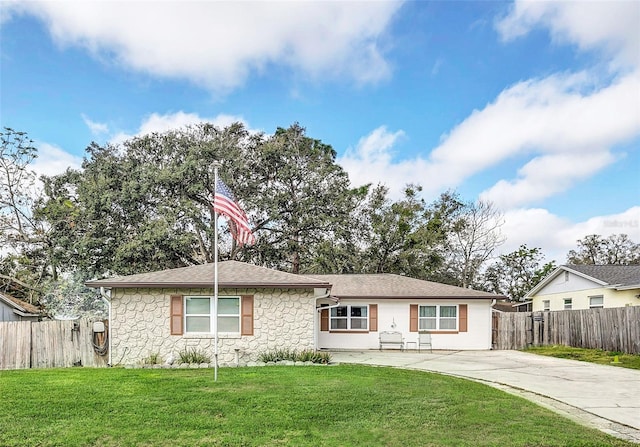 single story home featuring a front yard