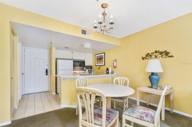 dining room featuring sink, an inviting chandelier, and light tile patterned flooring