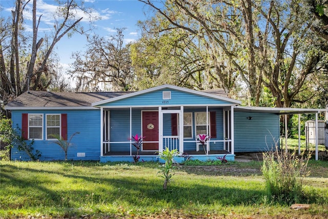 view of front of home featuring a front yard and a carport