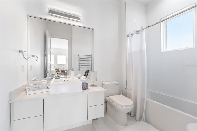 full bathroom featuring toilet, a healthy amount of sunlight, shower / bathtub combination with curtain, and vanity