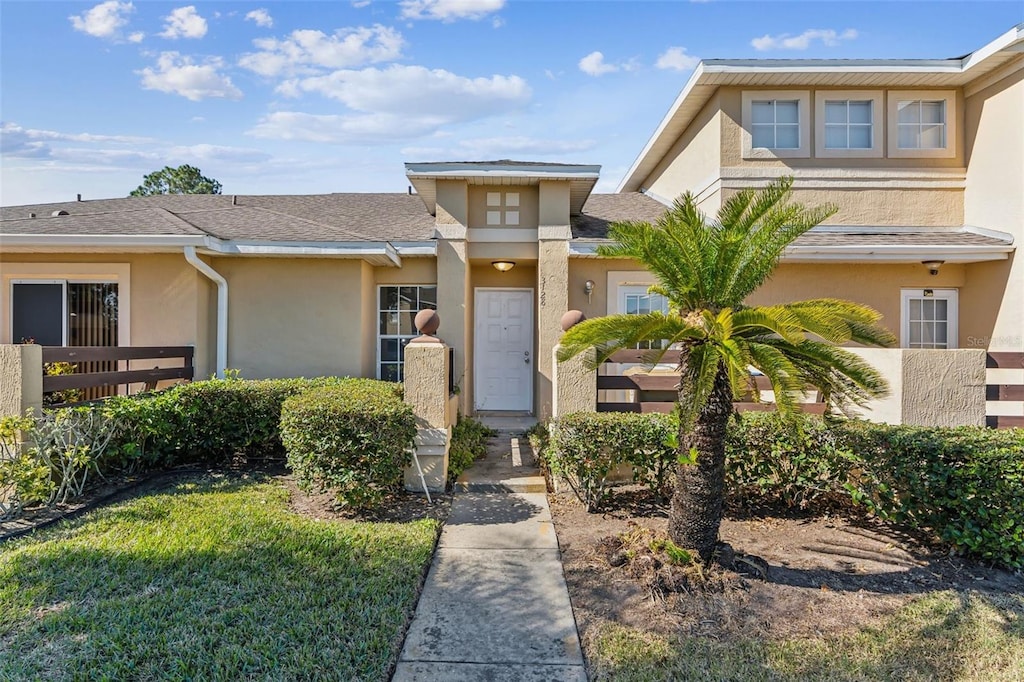 view of front of home with a front lawn