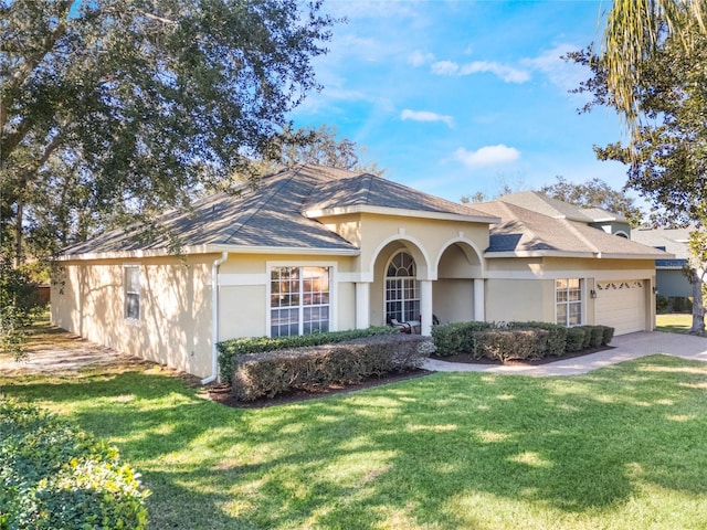 268 Heatherbrooke Cir, Oviedo, FL 32765 - view of front facade with stucco siding, an attached garage, a front yard, and a shingled roof