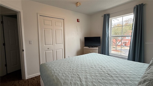 bedroom featuring a textured ceiling and a closet