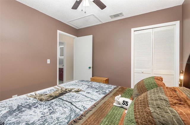 bedroom featuring a closet, ceiling fan, and a textured ceiling