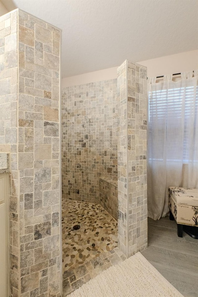 bathroom featuring tiled shower