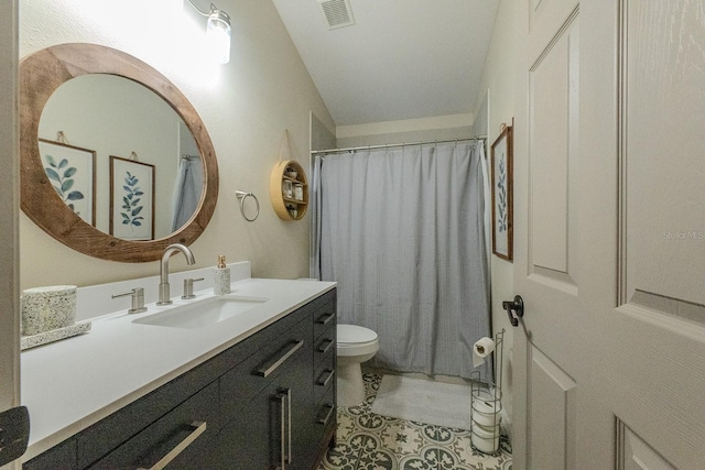 bathroom with toilet, a shower with curtain, and vanity