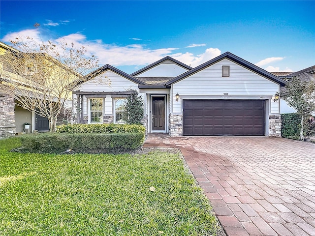 view of front of house with a front lawn and a garage