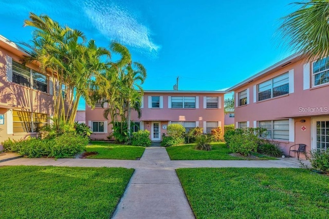 view of front of house featuring a front yard