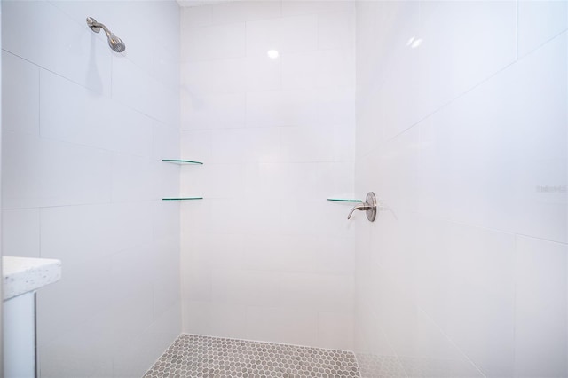 bathroom featuring tiled shower