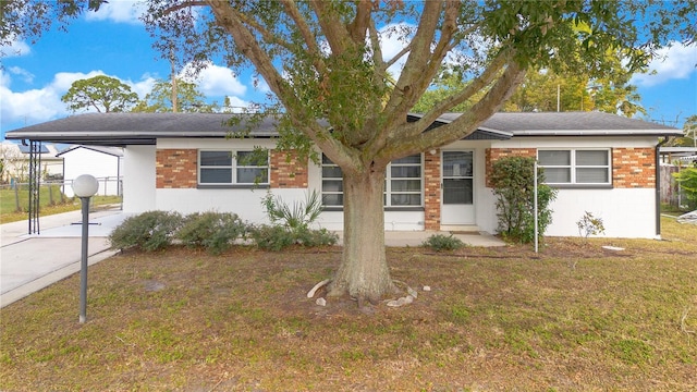 view of front facade featuring a front yard and a carport